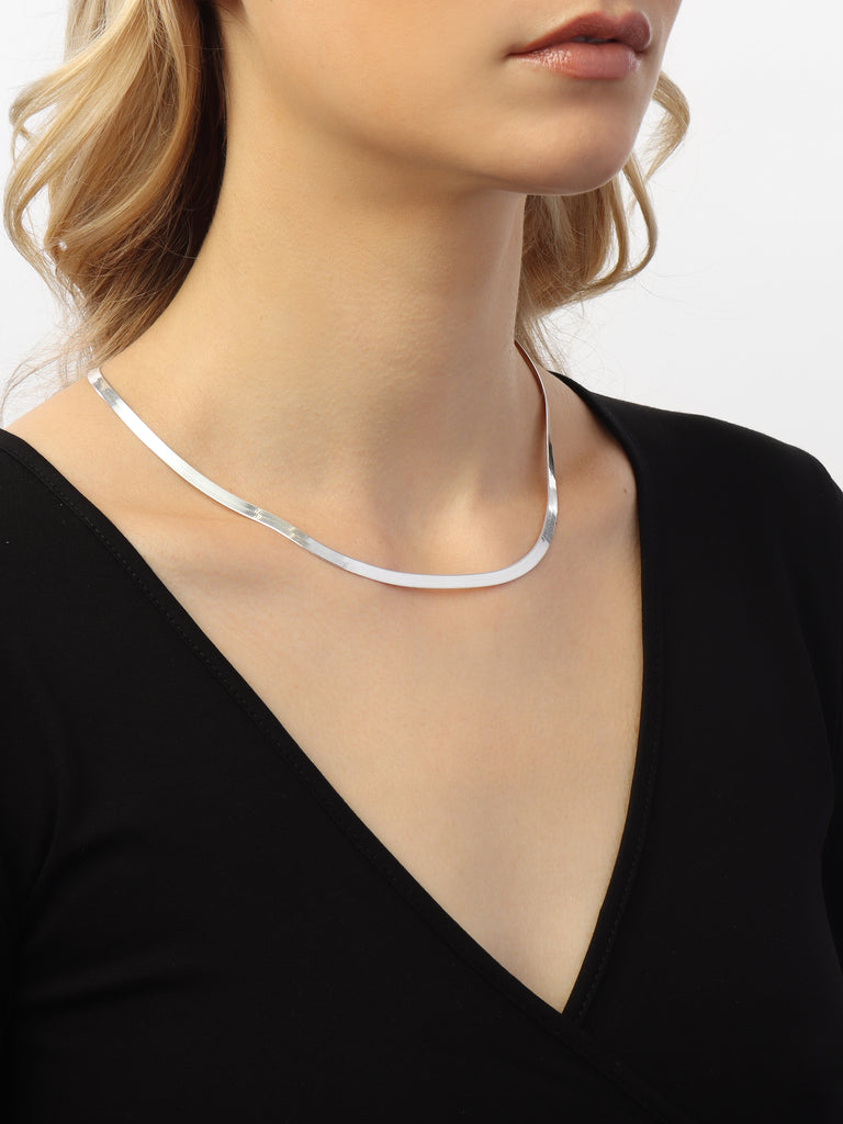 woman wearing thick silver herringbone chain necklace