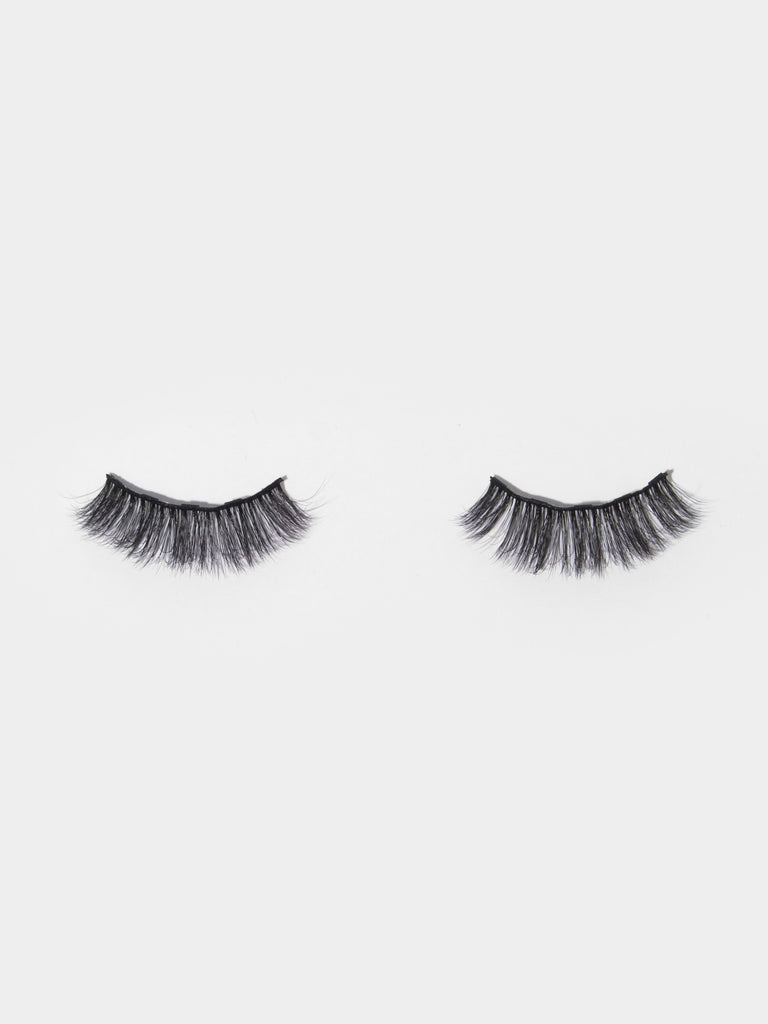 a pair of magnetic eyelashes