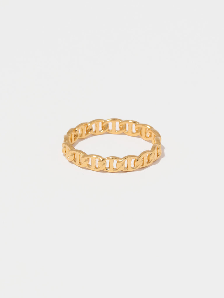 gold ring with link chain shape all around the band